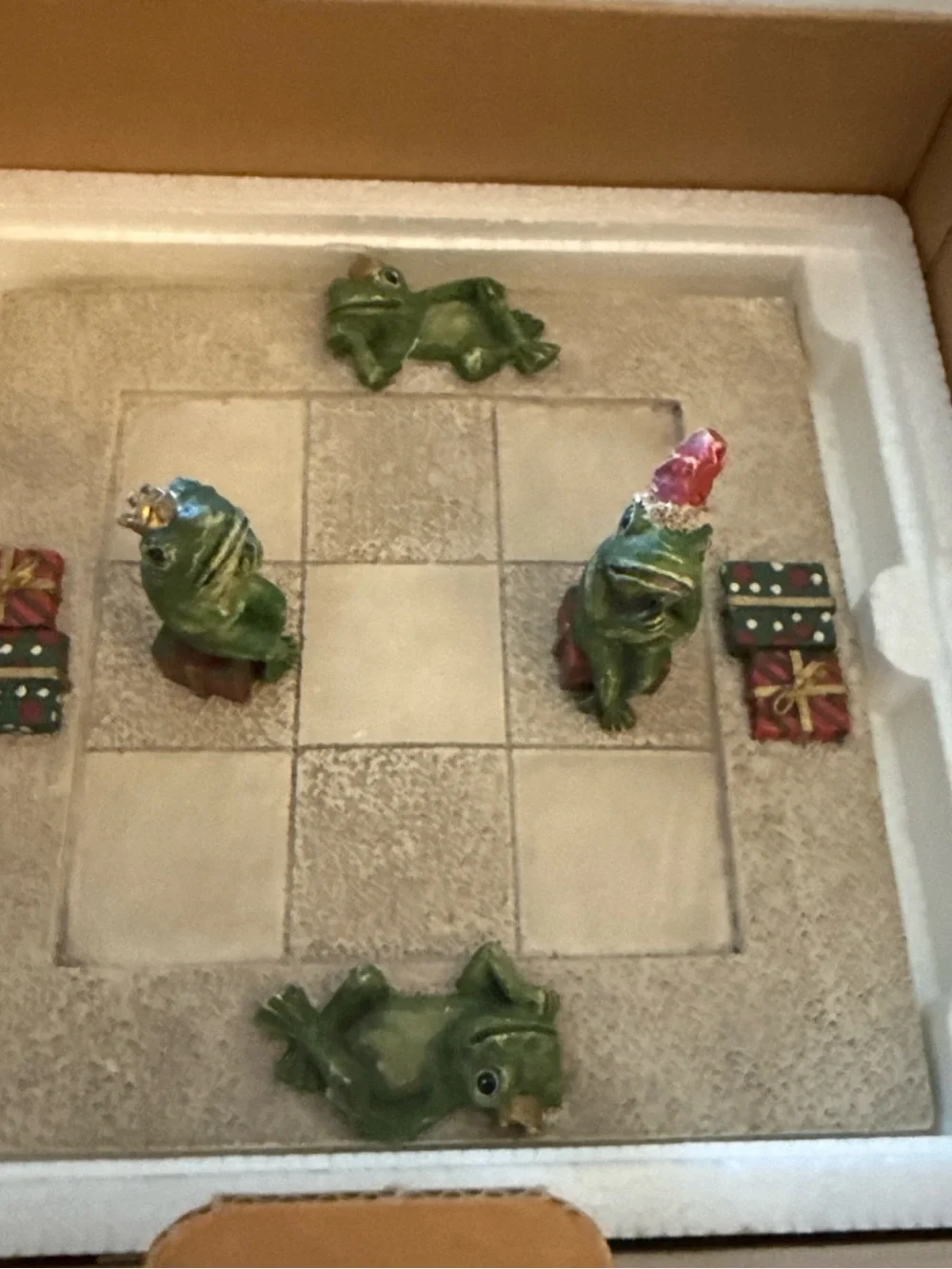 Hen - feathers tic tac toe game Christmas frogs new